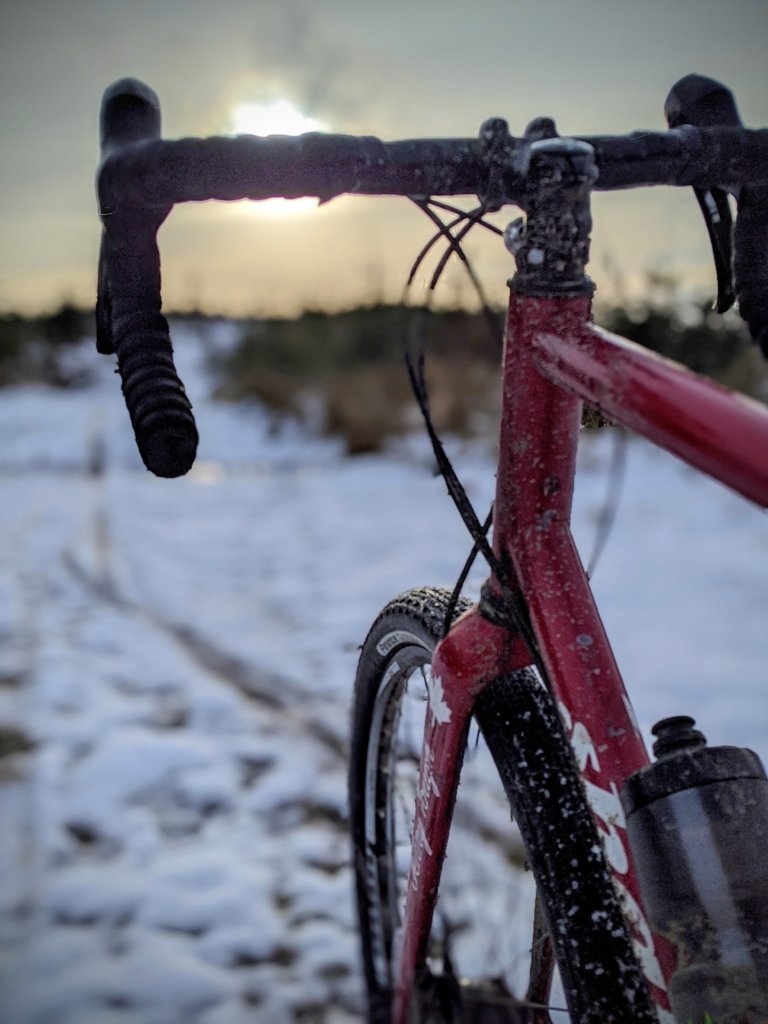 Jenny Tough's drop-handlebar Shand Stooshie on a winter snowy-covered path
